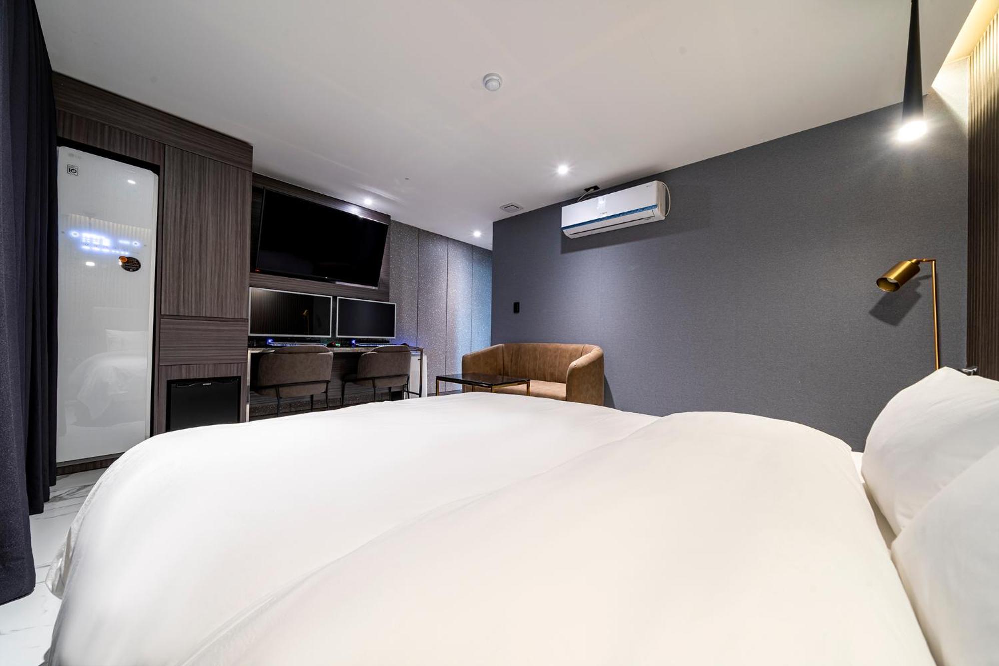Urban Brown Hotel Chungju City Hall Екстер'єр фото