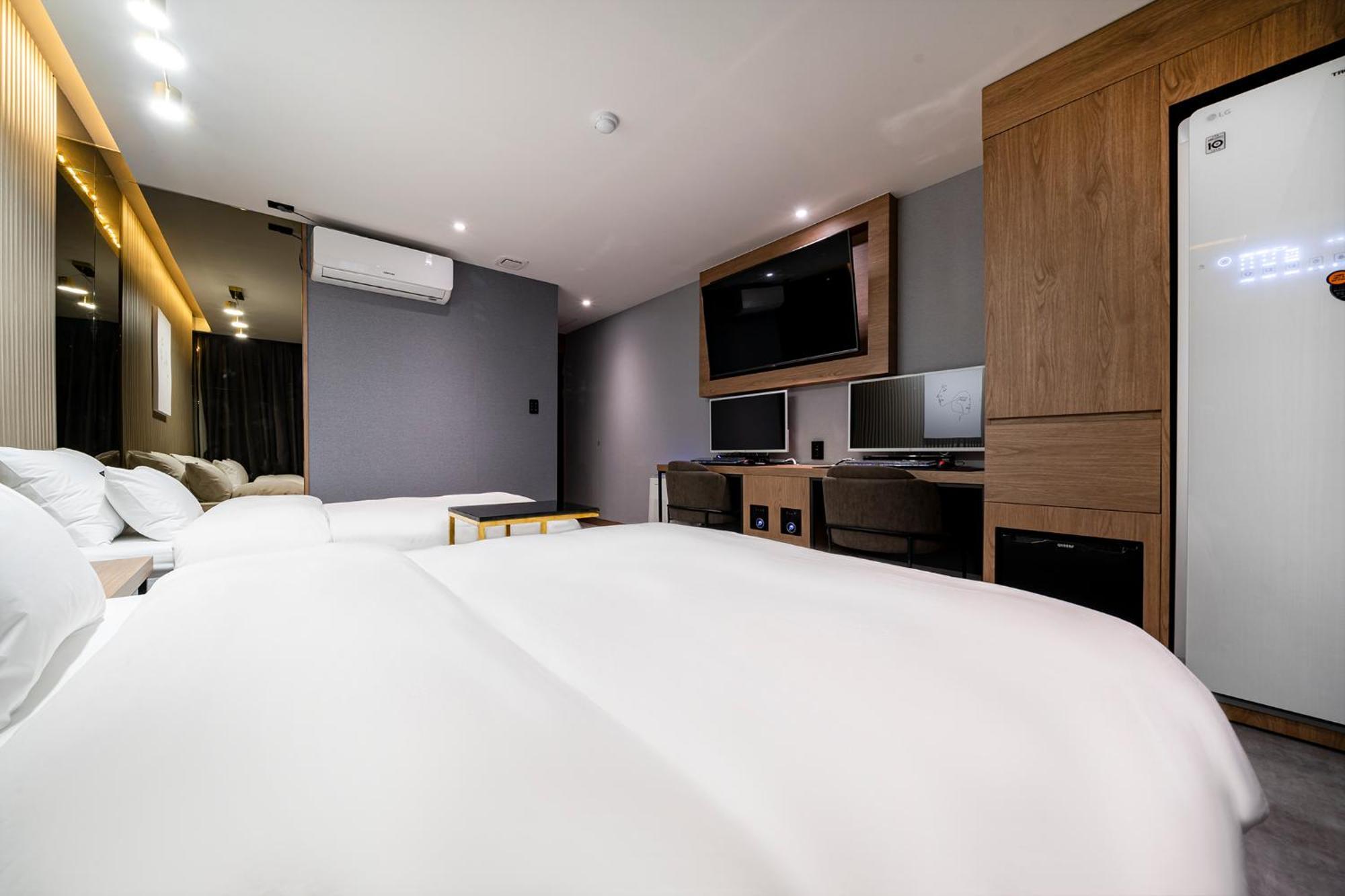 Urban Brown Hotel Chungju City Hall Екстер'єр фото