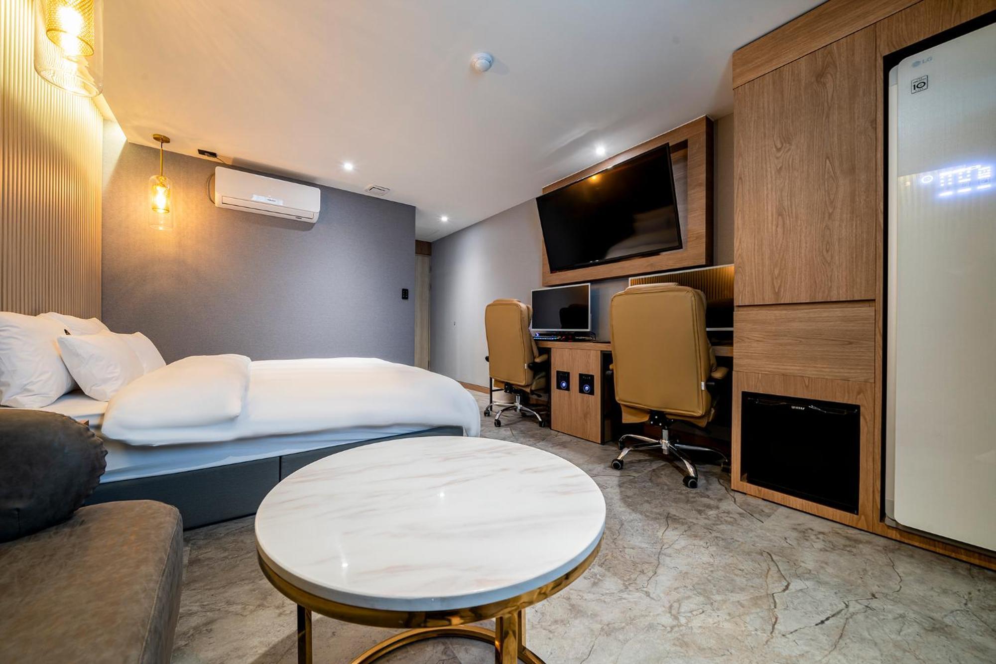 Urban Brown Hotel Chungju City Hall Екстер'єр фото