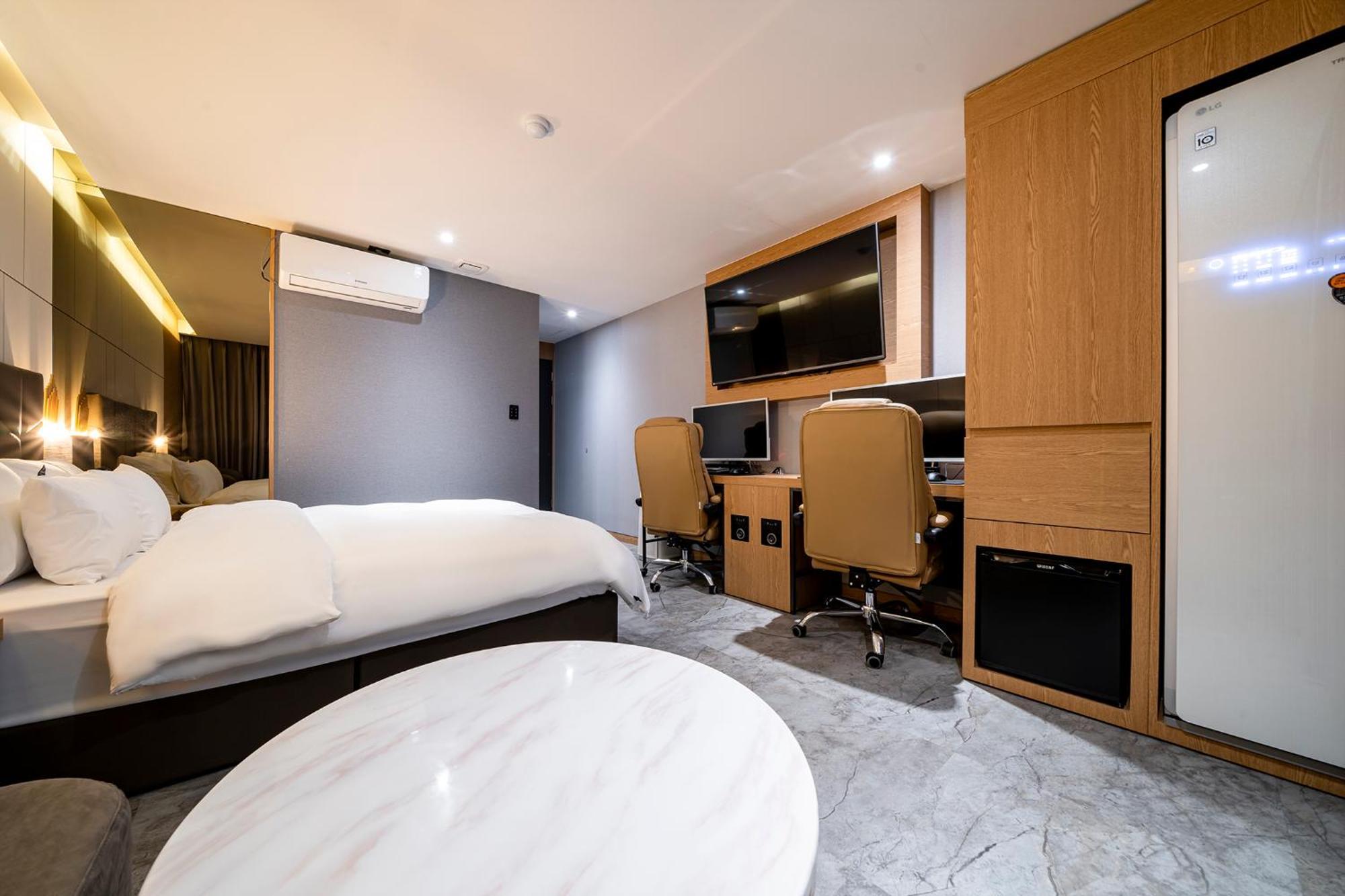 Urban Brown Hotel Chungju City Hall Екстер'єр фото