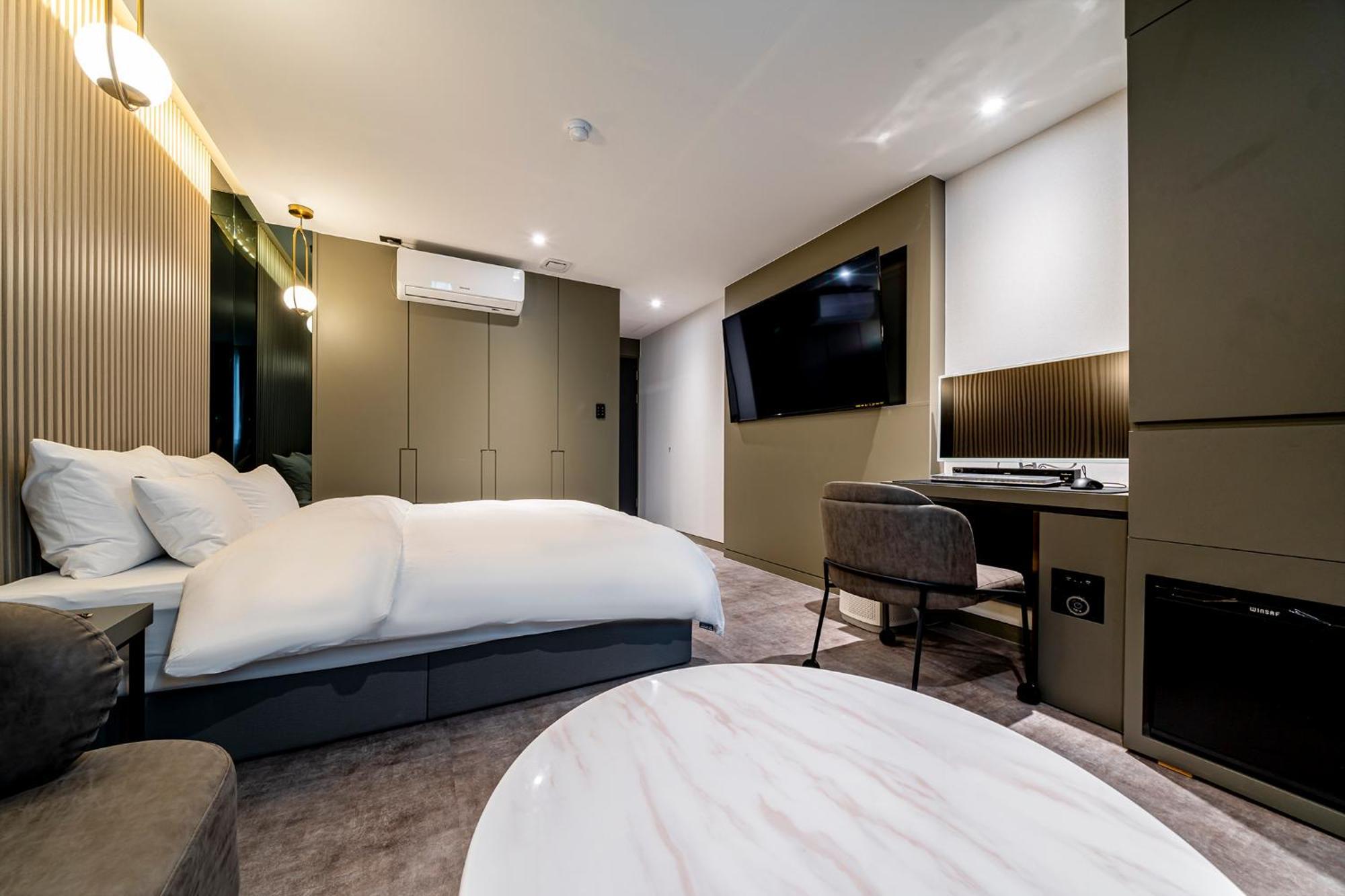 Urban Brown Hotel Chungju City Hall Екстер'єр фото